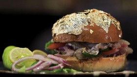 FOTO: Burger Isi Ikan Asin 'Feseekh' Berselimut Emas dari Mesir