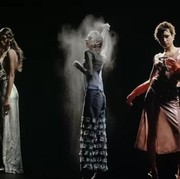 Desainer Ini Adakan Show Hologram di New York Fashion Week, Intip Koleksi Uniknya!