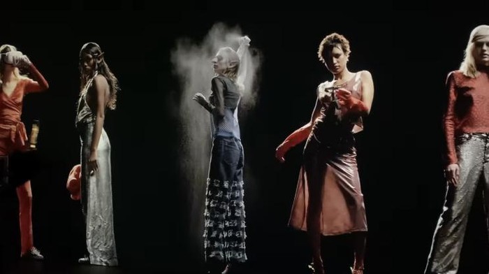 Desainer Ini Adakan Show Hologram di New York Fashion Week, Intip Koleksi Uniknya!