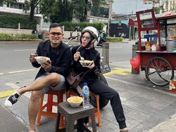 Gilang Juragan 99 Makan Bubur Ayam Gerobakan, Netizen Malah Salah Fokus