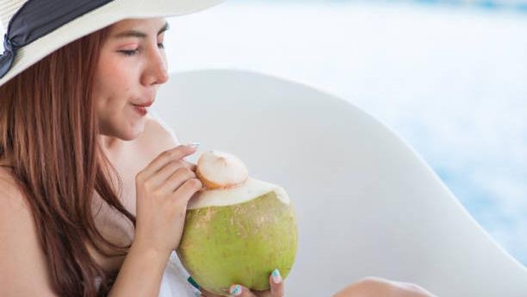 MANFAAT AIR KELAPA UNTUK KESEHATAN Air kelapa kaya akan nutrisi yang bermanfaat untuk tubuh. Mulai dari mengurangi tekanan darah sampai menjaga berat badan, berikut manfaat air kelapa, Bunda.