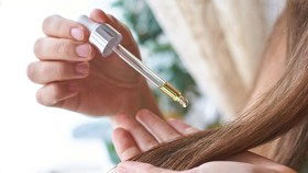 7 Cara Merawat Rambut Kering Tanpa Harus ke Salon
