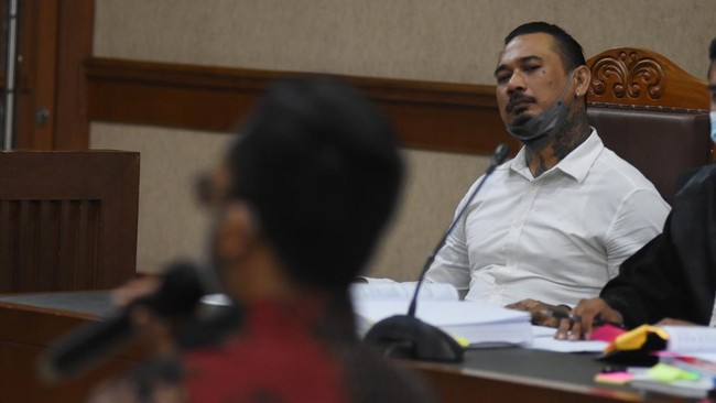 Sidang tuntutan terdakwa kasus dugaan pengancaman dengan kekerasan, I Gede Ari Astina alias Jerinx, ditunda selama dua hari.