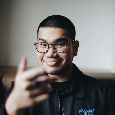 Lirik Lagu To The Moon and Back - Kaleb J