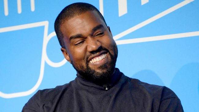 Kanye West menuai hujatan setelah mempromosikan bisnis barunya, studio film porno, di media sosial.