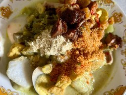 5 Tempat Makan Ini Punya Lontong Cap Gomeh yang Komplet Lauknya