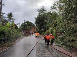 Longsoran di Pringsurat Temanggung Dibersihkan, Jalan Bisa Dilewati