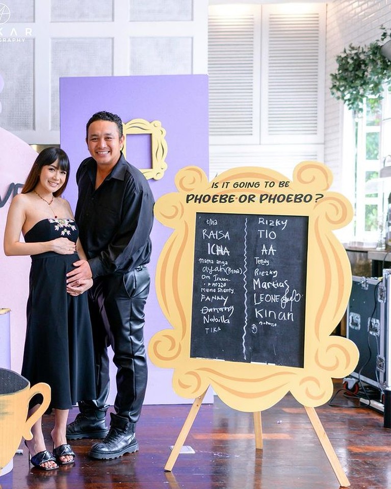 Momen Gender Reveal Party Anak Adiezty Fersa & Gilang Dirga Momen Gender Reveal Party Anak Adiezty Fersa & Gilang Dirga