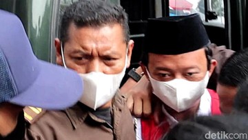 KEKAYAAN HERRY WIRAWAN DIRAMPAS