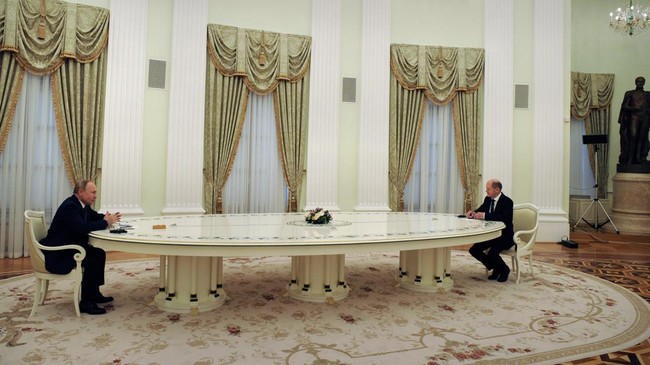 Kanselir Jerman Olaf Scholz bertemu dengan Presiden Rusia Vladimir Putin di Moskkow, Selasa (15/2) membahas tensi antara Rusia dan Ukraina.