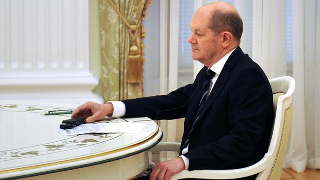 Kanselir Jerman, Olaf Scholz, menolak tes Covid-19 saat ia mengunjungi Moskow, Rusia, pada Selasa (15/2).