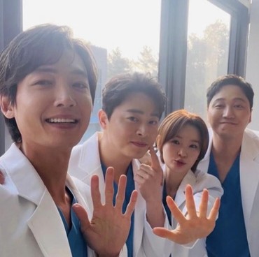 Geng Dokter 'Hospital Playlist' Bakal Jadi Cameo di Drama 'Resident Playbook'