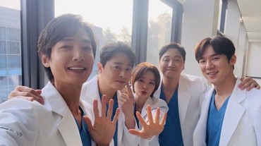img-title Geng Dokter 'Hospital Playlist' Bakal Jadi Cameo di Drama 'Resident Playbook'