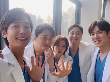 img-title Geng Dokter 'Hospital Playlist' Reuni, Fans Curiga Ada Musim Ketiga