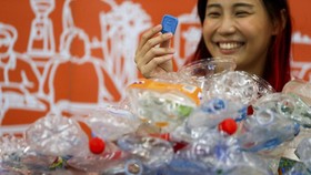 FOTO: Muda Mudi Thailand Buat Jimat Tolak Bala dari Sampah Plastik