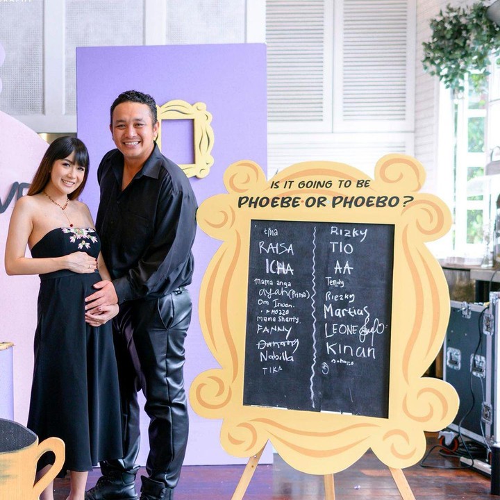 <p>Yang menarik dan menyita perhatian, pesta <em>gender reveal</em> Adiez dan Gilang Dirga ini memiliki tema unik. Adiez dan Gilang tampaknya penggemar berat serial <em>Friends</em>, mereka pun memakai busana seperti Rachel Green dan Ross Geller. (Foto: Instagram @adieztyfersa @gilangdirga)</p>
