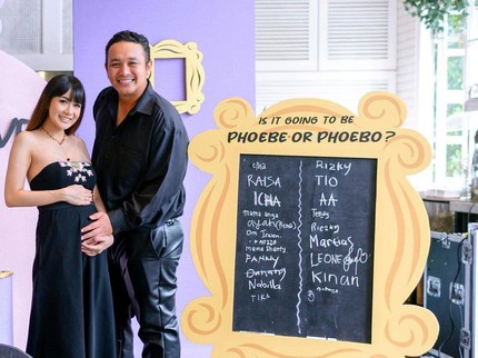 7 Potret Pesta Gender Reveal Istri Gilang Dirga, Berdandan Bak Jennifer Aniston di Friends