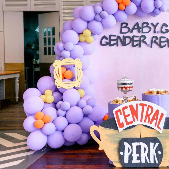 <p>Seperti pesta <em>gender reveal</em> pada umumnya, Adiez dan Gilang meminta para hadirin menebak-nebak jenis kelamin bayi mereka. (Foto: Instagram @adieztyfersa @gilangdirga)</p>