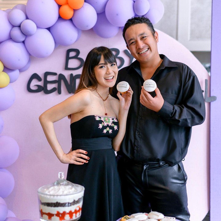 <p><em>It's a boy!</em> Terlihat Adiez dan Gilang benar-benar bahagia, tak sabar menanti kelahiran bayi mereka. Ya, seperti diberitakan sebelumnya, mereka harus melalui proses panjang untuk bisa mendapatkan buah hati. (Foto: Instagram @adieztyfersa @gilangdirga)</p>