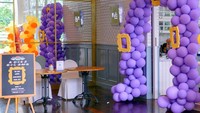 <p>Pesta gender reveal diselenggarakan di sebuah restoran mewah. Adiezty dan Gilang memilih warna ungu untuk tema pesta tersebut. (Foto: Instagram @adieztyfersa @gilangdirga @askar_photography)</p>