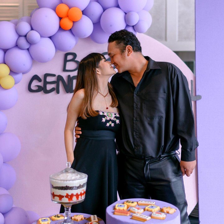 <p>Gilang Dirga bersama istrinya, Adiezty Fersa tengah berbahagia. Baru-baru ini, keduanya menyelenggarakan pesta <em>gender reveal</em> atau pesta untuk mengumumkan jenis kelamin bayi. (Foto: Instagram @adieztyfersa @gilangdirga)</p>