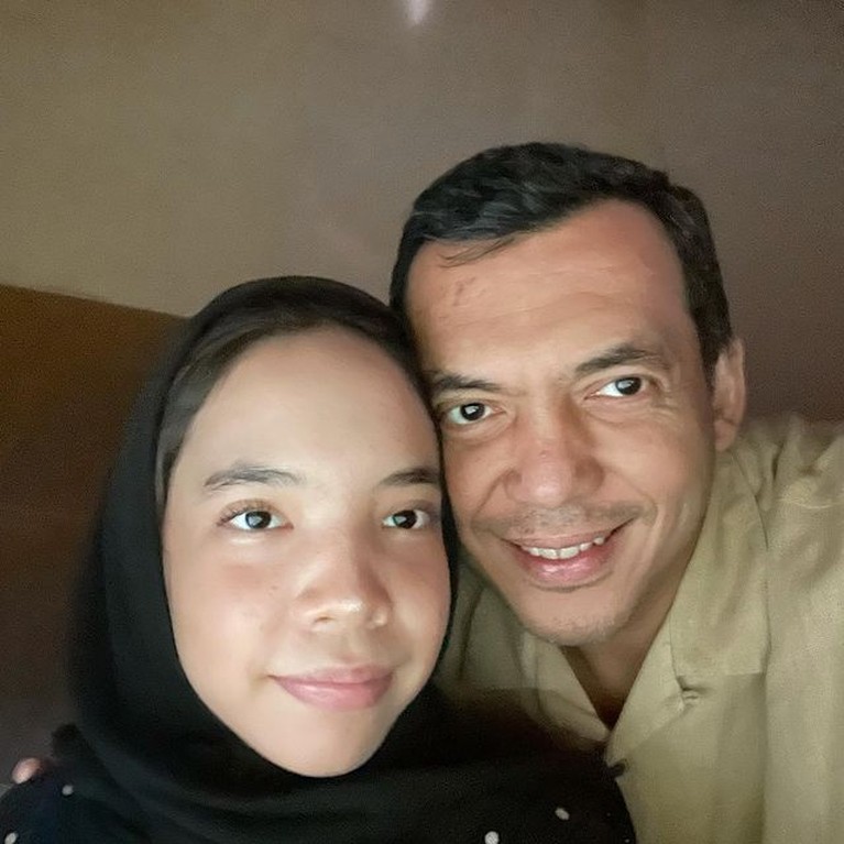 Potret Penampilan Anak Silmy Karim Bos Krakatau Steel Silmy Karim dirut Krakatau Steel dikaruniai 4 orang anak, penampilan ke-4 anaknya yang sederhana dan bersahaja disorot. Yuk, intip!