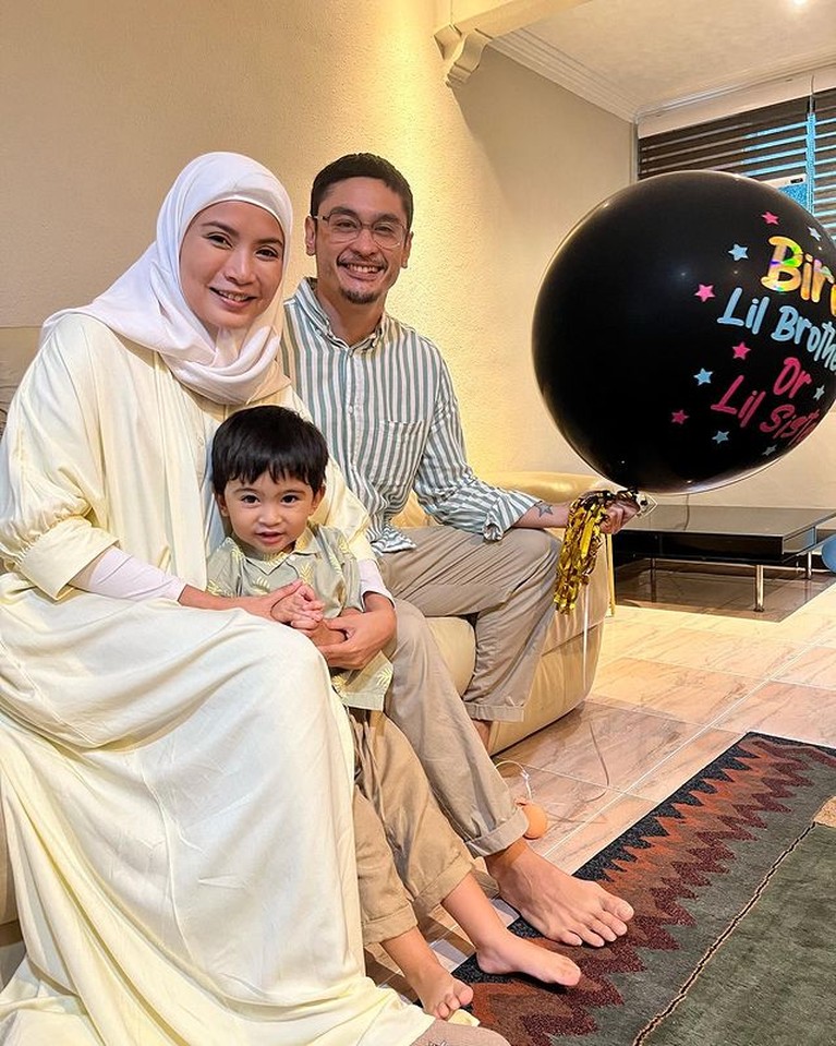 Usai bercerai dari Irna Mareta, Reuben menikah perempuan asal Malaysia bernama Shenty Feliziana pada 2018 lalu. Yuk, intip potretnya!