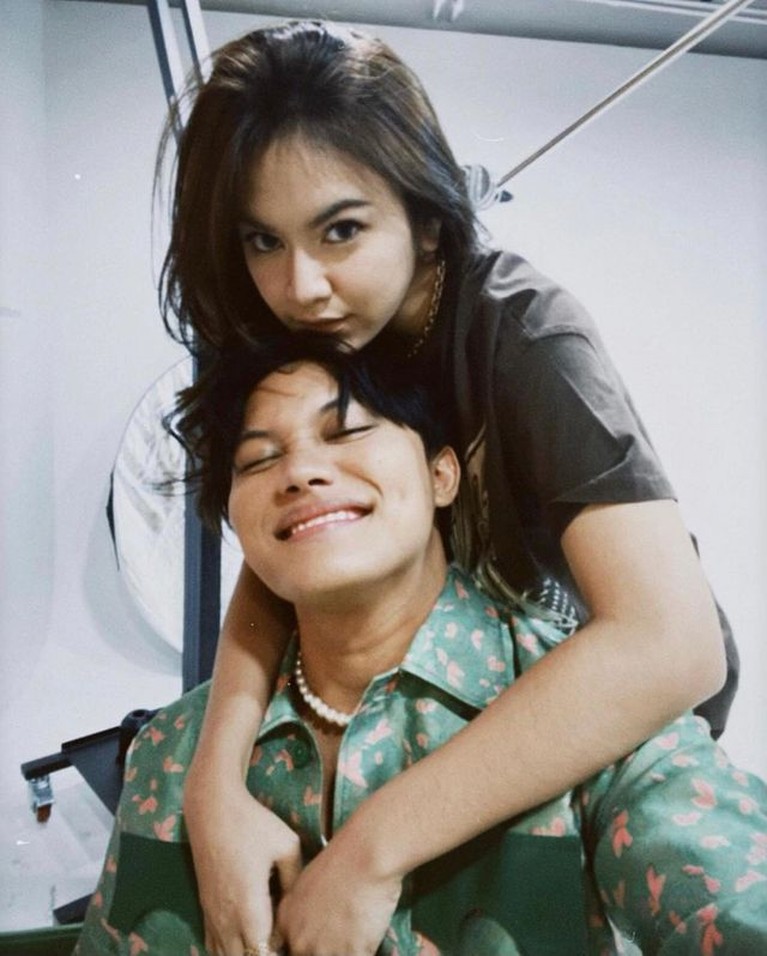 Rizky Febian dan Mahalini yang tengah kasmaran sering memamerkan kemesraan meski beda agama. Yuk, intip potretnya mereka!