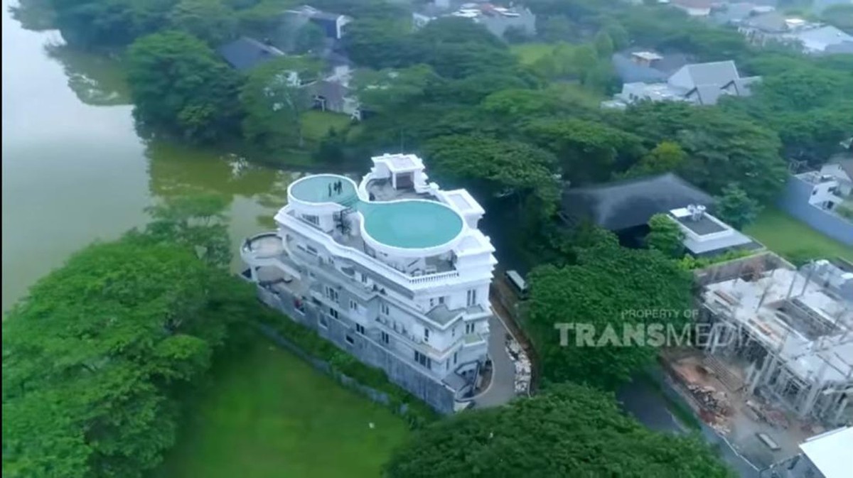Rumah Tung Desem Waringin crazy rich Tangerang sangat luas dan mewah juga ada helipad pribadi&period; Yuk&comma; intip kemewahannya&excl;