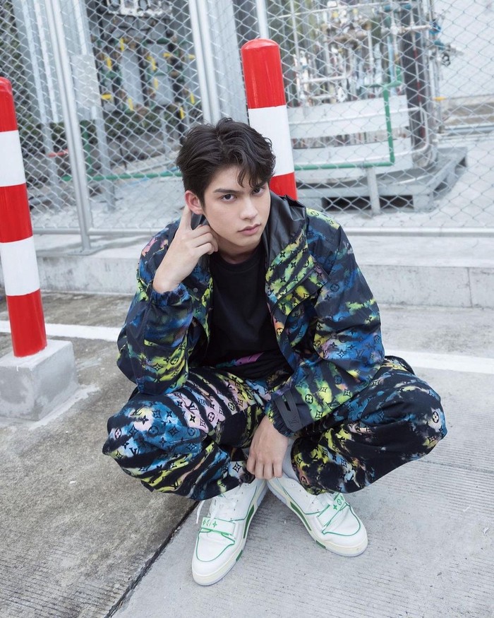Sebagai seleb Thailand yang tengah naik daun, Bright dipercaya untuk menjadi model iklan berbagai brand ternama. Seperti Prada, Louis Vuitton, Fendi, Burberry, hingga Adidas./ Foto: instagram/bbrightvc