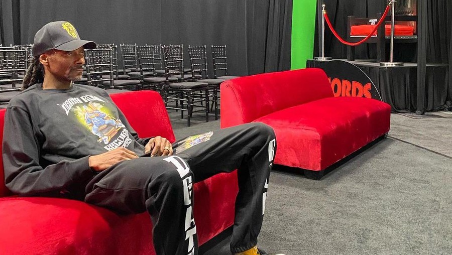 Snoop Dog Ketahuan Merokok Ganja Sebelum Tampil di Super Bowl Snoop Dog Ketahuan Merokok Ganja Sebelum Tampil di Super Bowl