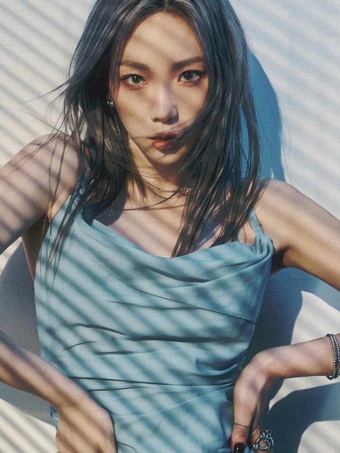 Taeyeon tampil dengan busana dan gaya makeup yang berbeda-beda. Ia bahkan menuai sorotan netizen karena visual cantiknya yang dinilai 'tidak nyata'./ foto: twitter.com/girlsgeneration