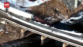 VIDEO: Kereta Kargo Anjlok, 3 Gerbong Terjun Ke Sungai di Colorado
