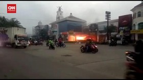 VIDEO: Ledakan Korsleting Listrik Ruko, Warga Panik