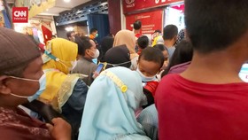 VIDEO: Emak-emak Rebutan Minyak Goreng Abaikan Prokes