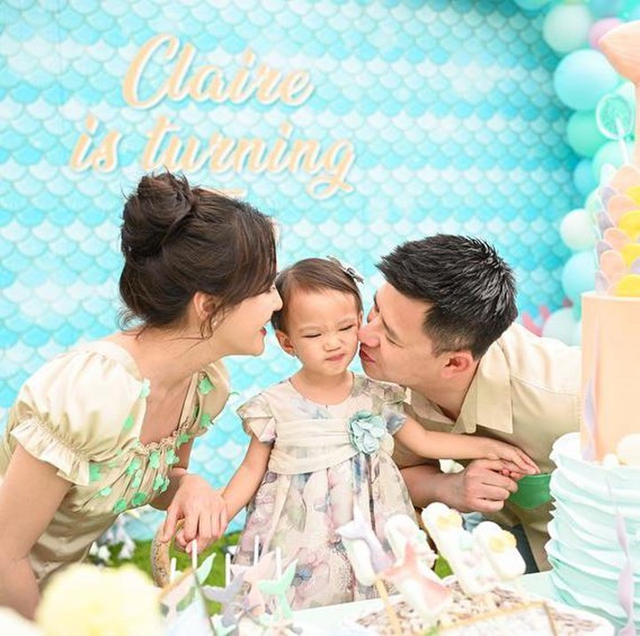 <p><em>Smooch!</em> Claire dapat kecupan sayang dari Bunda dan Ayahnya. Tak terasa, anak Shandy Aulia dan David Herbowo itu sudah semakin besar dan pintar berekspresi. <em>"You have filled mommy daddy heart with so much love, happiness, and joy! Enjoy your 2nd birthday, my loving girl!"</em> tulis Shandy Aulia (Foto: Instagram @shandyaulia)</p>