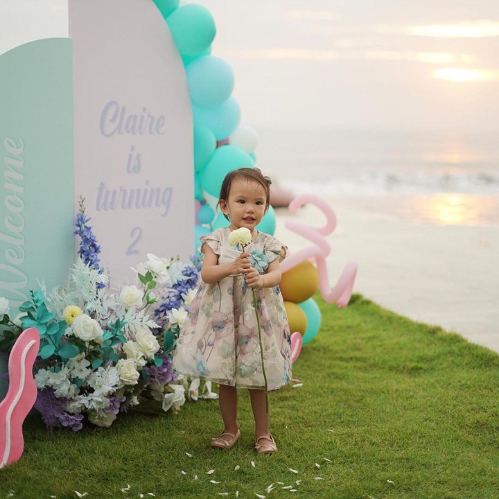 <p>Menyesuaikan tema pesta, Claire tampil cantik nan imut dengan <em>dress</em> bermotif bunga. Begitu pula dengan Bunda dan Ayahnya, tampil serasi dan mengenakan pakaian dengan warna senada. (Foto: Instagram @shandyaulia)</p>