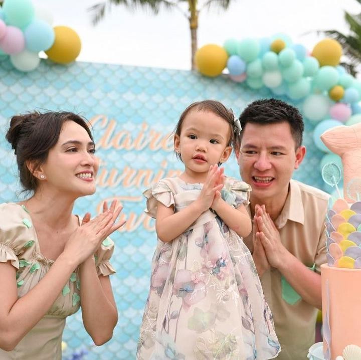 <p>Ulang tahun Claire yang kedua dihadiri oleh rekan-rekan terdekat Shandy Aulia dan David. Kita doakan semoga Claire tumbuh sehat dan menjadi anak yang membanggakan orang tuanya, ya! (Foto: Instagram @shandyaulia)</p>