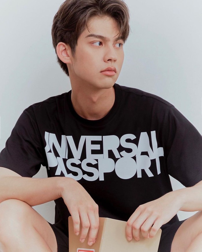 Vachirawit Chiva-aree atau dikenal dengan Bright kini menjadi salah satu aktor muda Thailand yang tengah populer dan digilai para perempuan. Ini berkat wajahnya yang tampan dengan talenta luar biasa./ Foto: instagram/bbrightvc