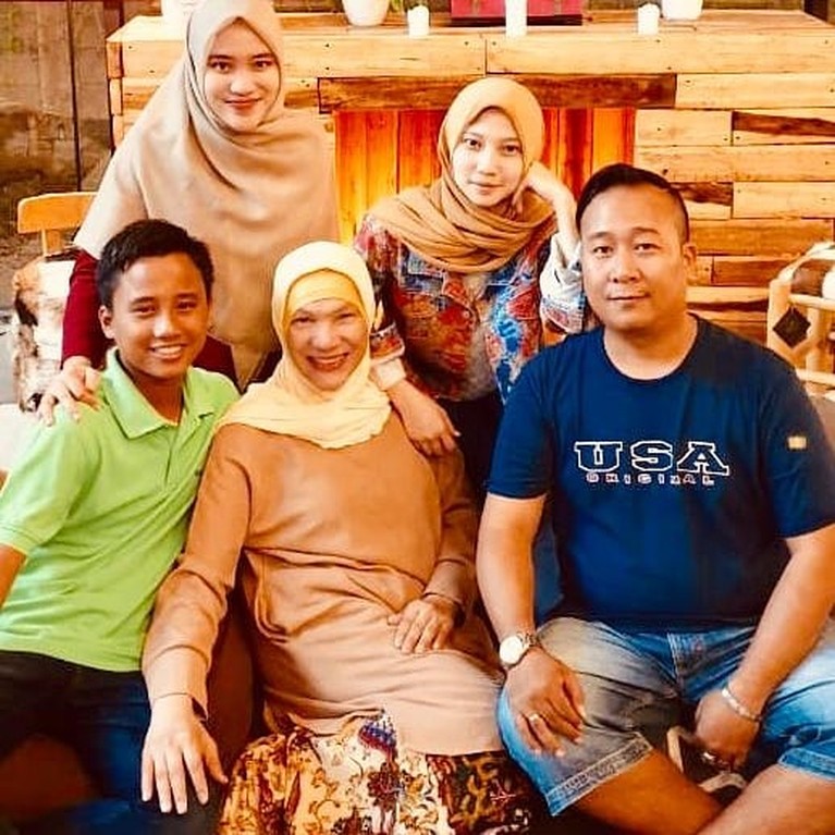 7 Potret Kenangan Dorce Gamalama dan Anak Angkatnya Dorce Gamalama diketahui sangat dekat dan akrab dengan anak-anak angkatnya. Yuk, intip potret kenangan mereka!