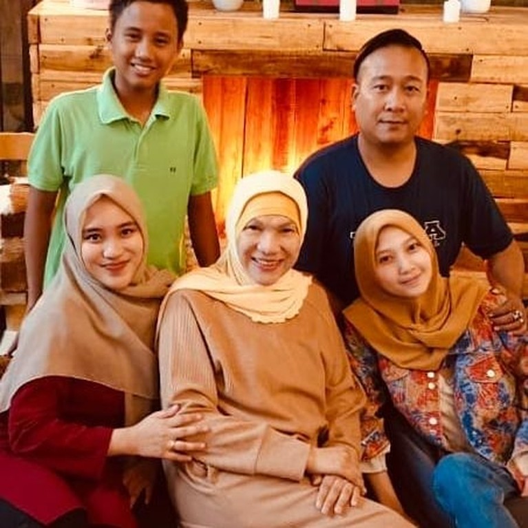 7 Potret Kenangan Dorce Gamalama dan Anak Angkatnya Dorce Gamalama diketahui sangat dekat dan akrab dengan anak-anak angkatnya. Yuk, intip potret kenangan mereka!
