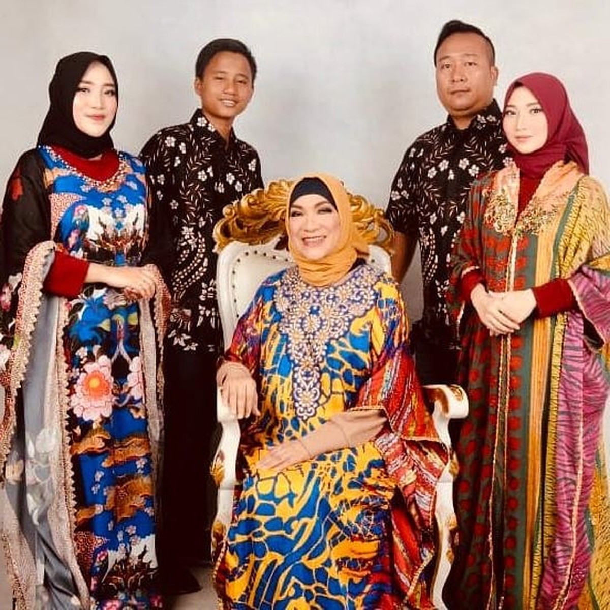 Dorce Gamalama diketahui sangat dekat dan akrab dengan anak-anak angkatnya&period; Yuk&comma; intip potret kenangan mereka&excl;