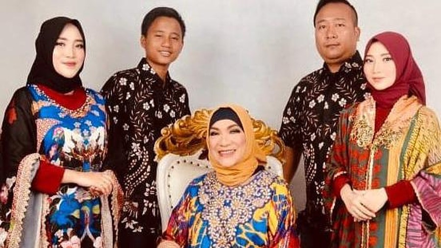 Dorce Gamalama diketahui sangat dekat dan akrab dengan anak-anak angkatnya. Yuk, intip potret kenangan mereka!