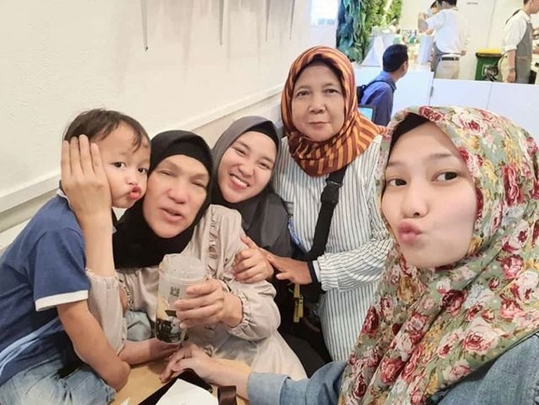 7 Potret Kenangan Dorce Gamalama dan Anak Angkatnya Dorce Gamalama diketahui sangat dekat dan akrab dengan anak-anak angkatnya. Yuk, intip potret kenangan mereka!