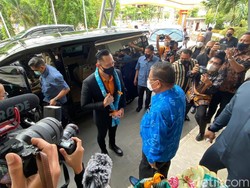 Isi Kuliah Umum di UNM, AHY Senang Disambut Rektor Pakai Baju Biru