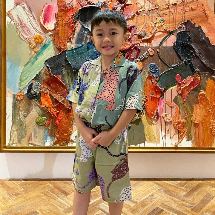 <p>Anak kedua Ibas, Pancasakti, kini sudah berusia 6 tahun. Beberapa netizen bilang, paras bocah 6 tahun ini mirip dengan sang kakek, Susilo Bambang Yudhoyono. Setuju enggak Bun? (Foto: Instagram @ruby_26)</p>