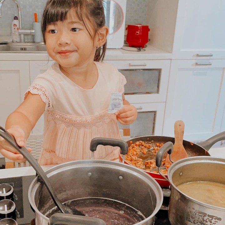 <p>Nah, si bungsu Gayatri baru saja berulang tahun ke-4 pada awal Januari lalu. Sebagai anak perempuan satu-satunya, Gayatri sudah punya hobi lho. Ia ternyata suka memasak nih. (Foto: Instagram @ruby_26)</p>