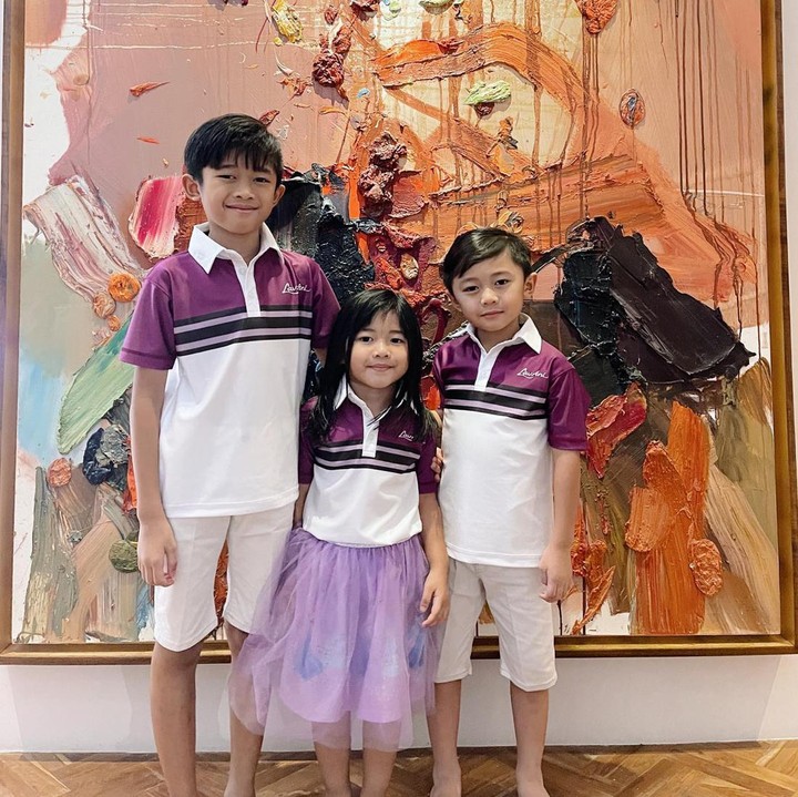 <p>Ketiga anak Ibas sering menghabiskan waktu bersama lho. Ketiganya juga kerap tampil kompak dengan pakaian senada. (Foto: Instagram @ruby_26)</p>