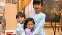 <p>Ketiga anak Ibas ini memiliki usia yang tak terpaut jauh. Tak heran bila ketiganya selalu kompak. (Foto: Instagram @ruby_26)</p>