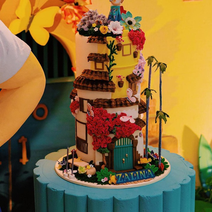 <p>Kue ulang tahun Zalina juga dibuat khusus dengan tema film kesukaannya. Kue ultah berbentuk rumah bertingkat dengan tokoh utama Encanto di atasnya. (Foto: Instagram @raisa6690)</p>